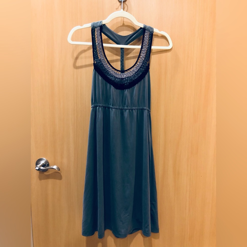Grey T-strap dress with knotted details